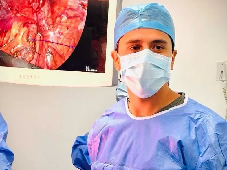 Dr. Ayermin Vargas durante una cirugía por laparoscopia en Chihuahua