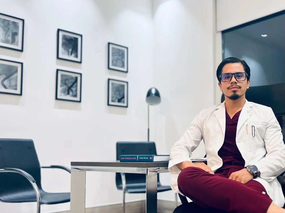 Dr. Ayermin Vargas Salgueiro en su consultorio de gastroenterología en Chihuahua