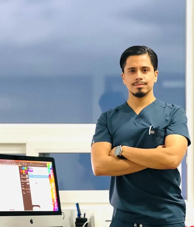 Dr. Ayermin Heriberto Vargas Salgueiro en su consultorio, gastroenterólogo en Chihuahua