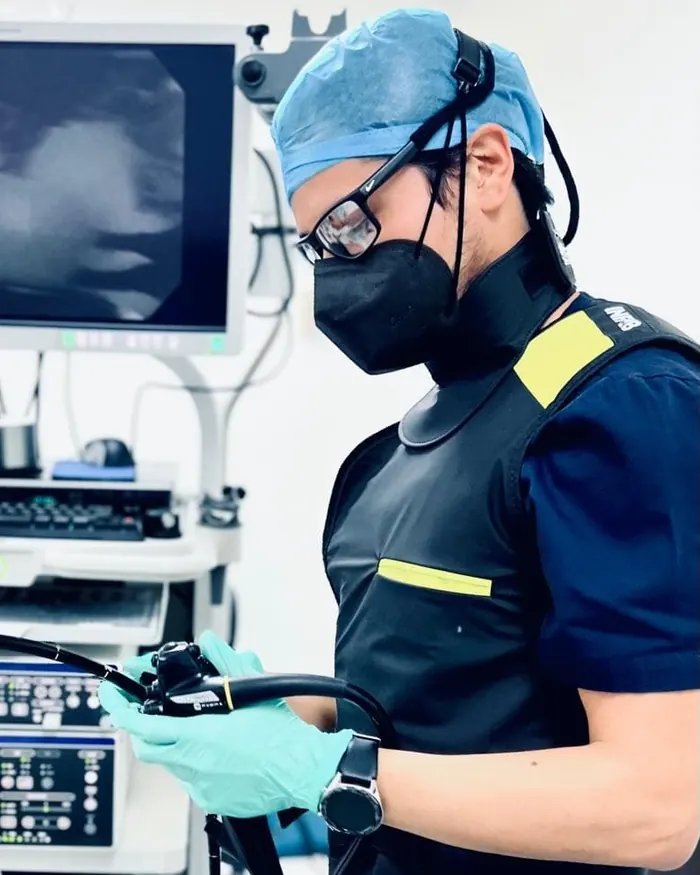 Dr. Ayermin Vargas realizando una endoscopia digestiva en Chihuahua
