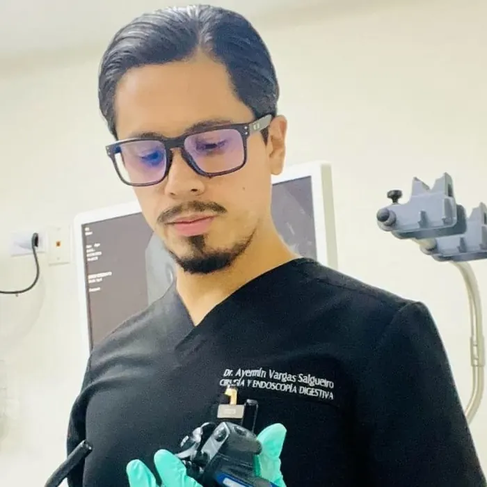 Dr. Ayermin Vargas Salgueiro, cirugía y endoscopia digestiva, con el endoscopio