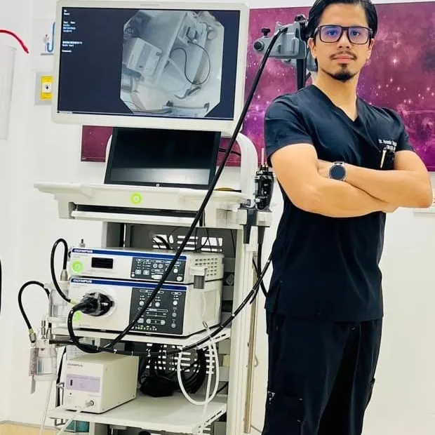 Dr. Ayermin Vargas junto al equipo de endoscopia y colonoscopia